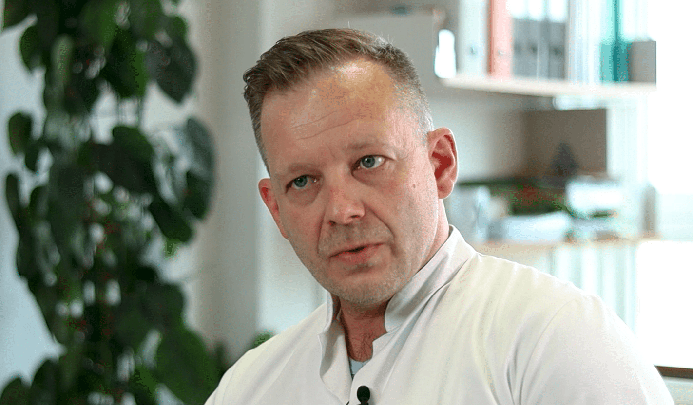 Överläkare Thomas Stauffer förklarar lymfkörtelsystemet
